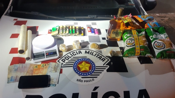 As quatro pedras de crack e os objetos apreendidos pela Polícia Militar (Divulgação/PM).