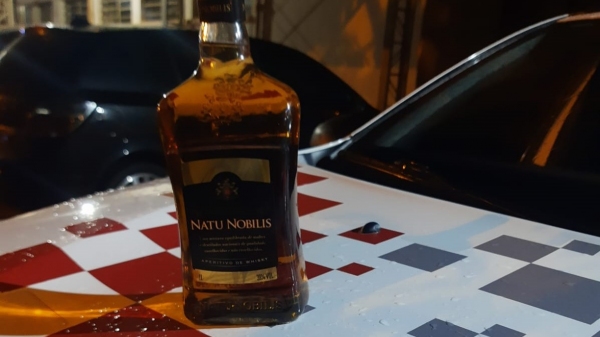 Litro de uísque furtado foi recuperado pela Polícia Militar (Divulgação/PM).