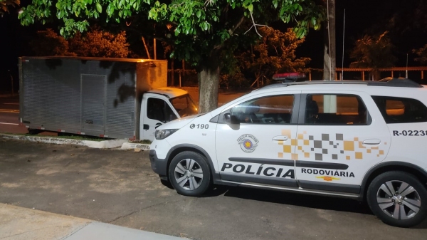 Condutor da camionete Iveco/Daily foi preso em razão de mandado civil. Veículo não tinha irregularidades e foi liberado (Cedida/PM Rodoviária).