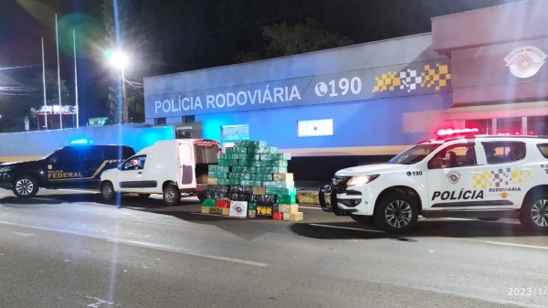 Droga era levada no compartimento de carga do veículo, que por sua vez era produto de furto/roubo (Divulgação/PM Rodoviária).