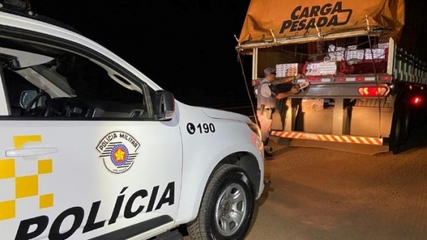 Na carroceria do semirreboque foram encontradas 450 caixas de marços de cigarro Eight (Cedida/PM Rodoviária).