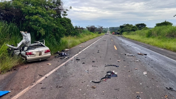 Automóvel VW Santana ficou destruído após a colisão (Cedida/PM Rodoviária).