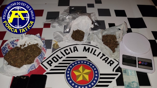 Droga e outros materiais apreendidos  (Divulgação/Polícia Militar).