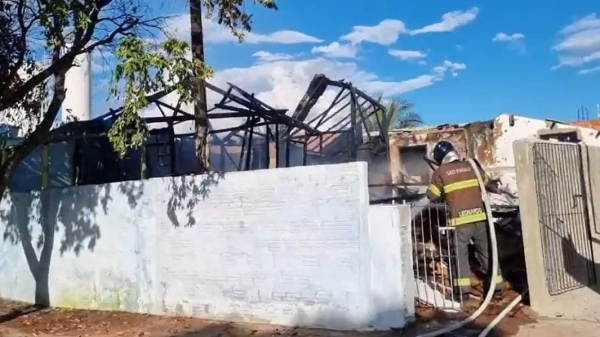 Homem estava no imóvel que foi destruído pelas chamas, sendo resgatado por policiais militares (Paulo Borotti/TV Interativa).