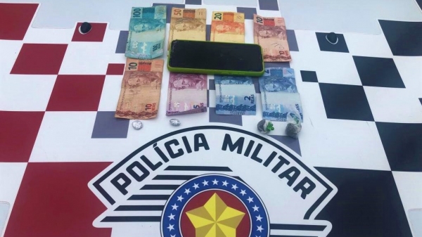 Droga, celular e dinheiro apreendidos (Divulgação/PM).