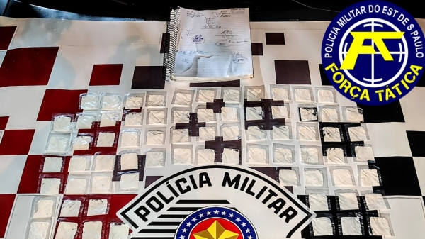 Droga e demais materiais apreendidos na abordagem policial (Divulgação/PM).