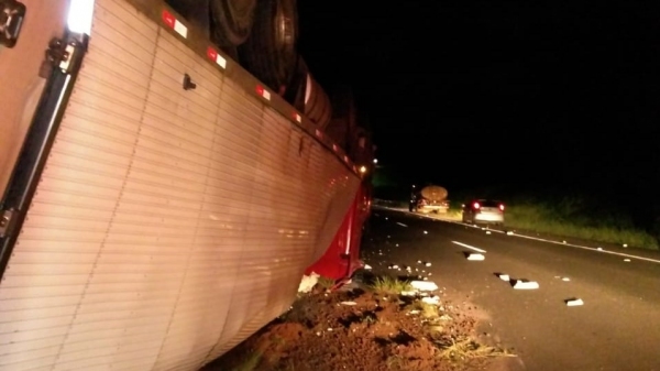 Caminhão tombou na pista (Cedida/PM Rodoviária).