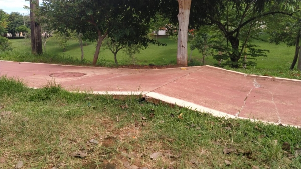 Dilatação atingiu trecho da pista de caminhada (Cedida).