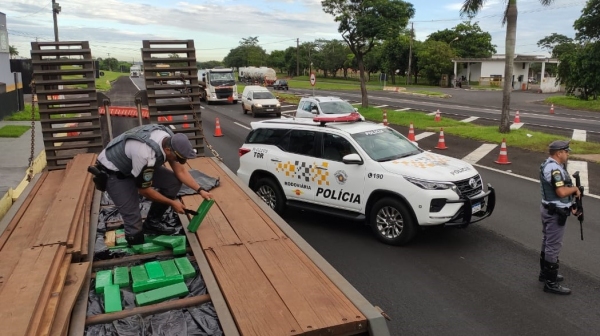 Droga era levada em fundo falso de caminhão prancha (Cedida/PM Rodoviária).
