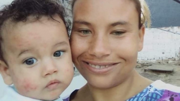 O bebê de um ano e a mãe de 27 anos, vítimas da tragédia (Reprodução).