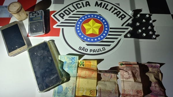 Droga, celular, balança e dinheiro apreendidos (Divulgação/PM).