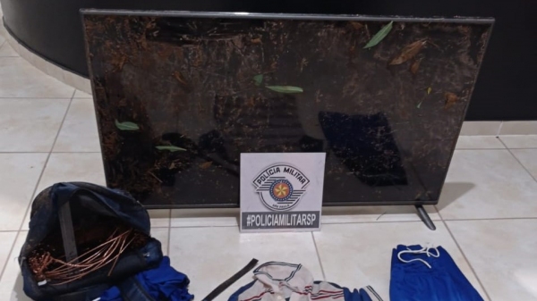 A TV furtada foi recuperada pela Polícia Militar. Autor do furto foi preso (Divulgação/PM).