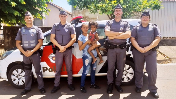 A mãe Taís, o menino Henri Gabriel e os policias que atuaram na sua localização (Divulgação/PM).