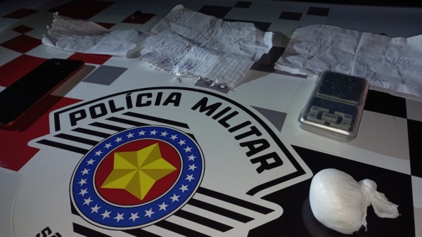 Cocaína, celular, balança e anotações da venda de drogas foram apreendidas no Jardim Brasil, em Adamantina (Cedida/PM).