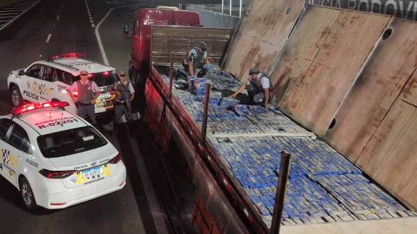 Droga estava em fundo falso da carreta (Cedida/PM Rodoviária).