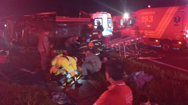 Equipes atuaram no socorro aos feridos (Cedida/PM Rodoviária).