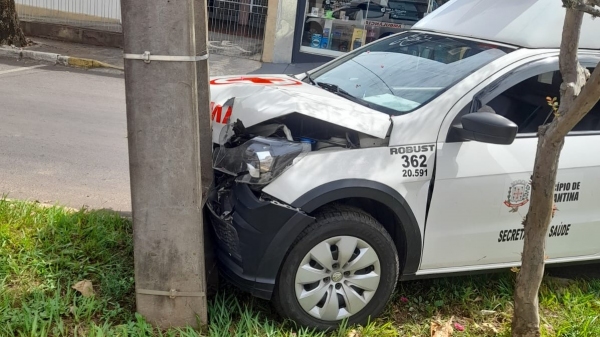 Ambulância atingiu poste em canteiro central de avenida, em Adamantina (Cedida).
