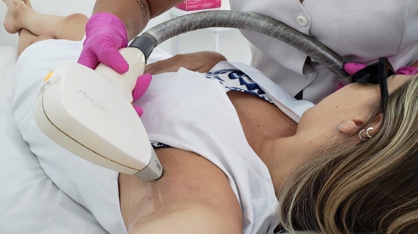 Mulheres e homens buscam na depilação a laser, de forma segura e com resultados rápidos (Divulgação).