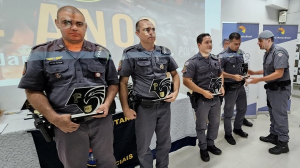 Em primeiro plano, soldado Wagner e cabo Herrera, do efetivo adamantinense, na premiação em torneio do BAEP (Cedida).