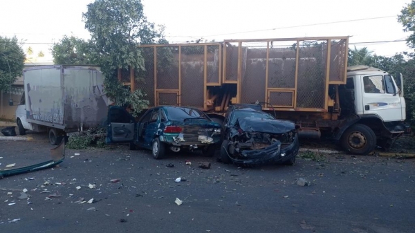 O caminhão e pelo menos outros três veículos envolvidos no acidente (Redes Sociais).
