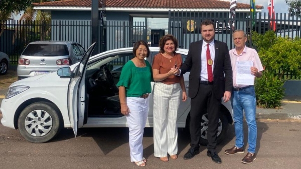 Representantes de Adamantina recebem as chaves do veículo destinado por depósito ao Fundo Social (Divulgação).