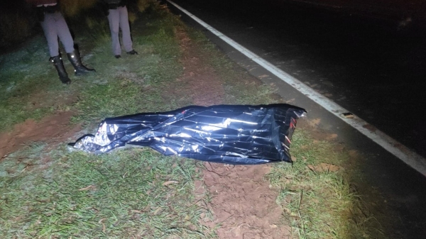Corpo do morador de Presidente Prudente, vítima de atropelamento (Cedida/PM Rodoviária).