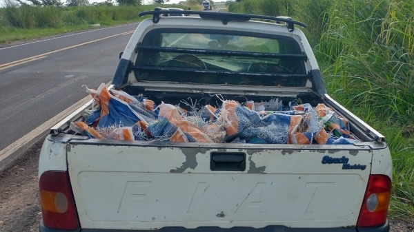 Carroceria de utilitário levava milho de pipoca da carga que tombou (Cedida/PM Rodoviária).