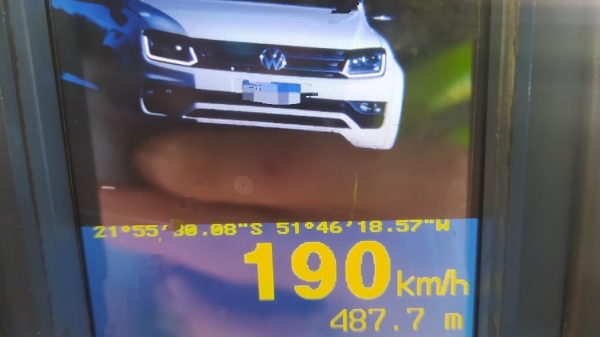 Flagrante de imprudência no trânsito, na SP-270, em Piquerobi (Cedida/PM Rodoviária).