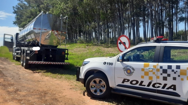 Caminhão tanque foi abordado pelo TOR da PM Rodoviária com carga de cigarros (Cedida/PM Rodoviária).