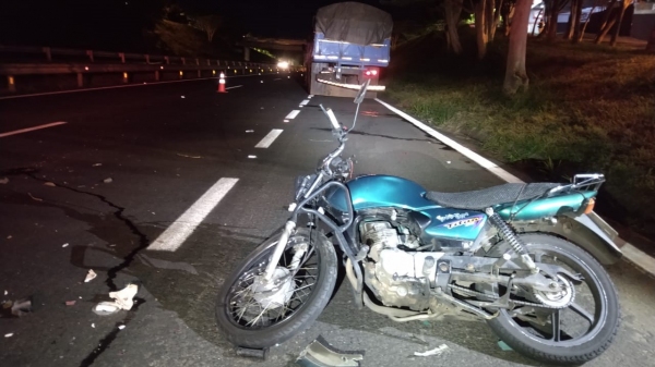 Moto atingiu a traseira do caminhão. Ferido, motociclista foi socorrido, porém não resistiu (Cedida/PM Rodoviária).