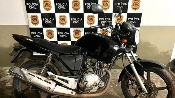 Moto furtada foi recuperada pela Polícia Civil e devolvida ao dono. Rapaz de 18 anos, autor do furto, foi preso (Cedida/Polícia Civil).