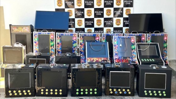 Foram apreendias 20 máquinas caça-níqueis, três máquinas de jogo do bicho/bingo, dois aparelhos receptores de bingo além de dois televisores (Cedida/Polícia Civil).