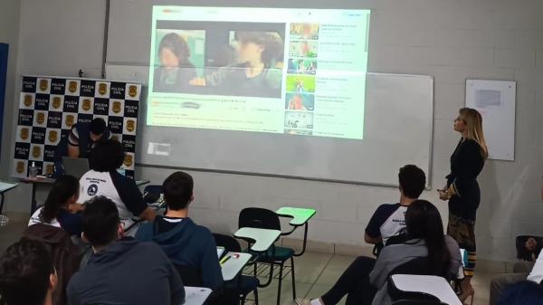 Delegada de polícia Laíza Fernanda Rigato Andrade, em palestra na Escola Cristã de Ensino (Divulgação/Polícia Civil).