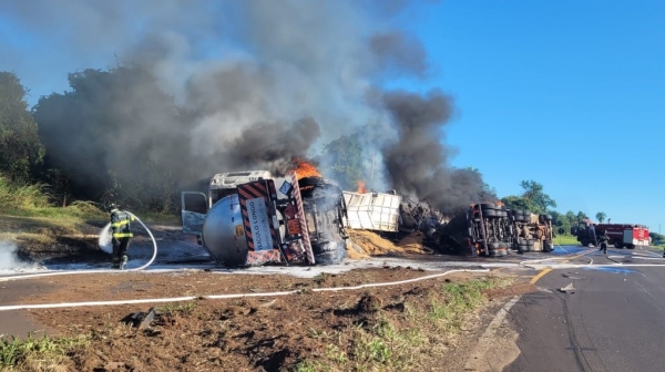 Após colisão lateral, um dos caminhões tomba e os dois veículos de carga pegam fogo (Cedida/PM Rodoviária).