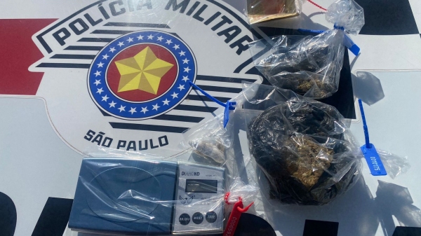 Droga, balança e dinheiro apreendidos pela Polícia Militar (Cedida/PM).