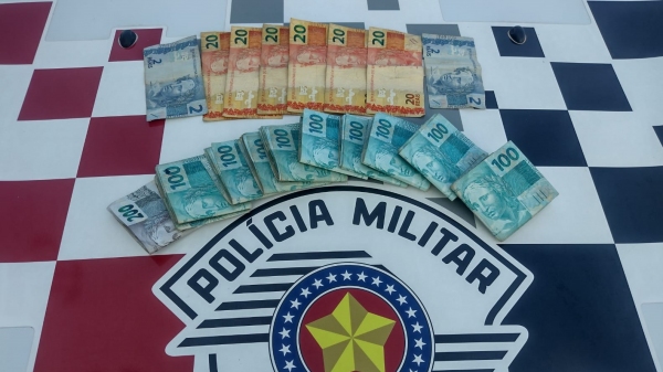 Dinheiro recuperado pela Polícia Militar e devolvido à vítima (Cedida/PM).