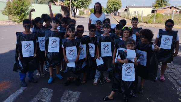 Professora Célia Regina e os alunos do segundo ano A ? período integral ? da Emef Eurico Leite de Moraes, no projeto Eurico contra a dengue (Cedida).