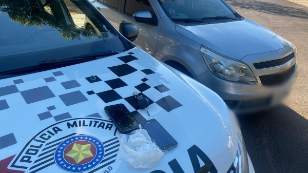 O automóvel, celulares e a droga apreendidos (Divulgação/PM).