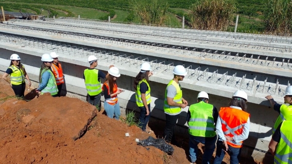 Alunos de engenharia civil do Centro Universitário de Adamantina, nas obras de duplicação da SP-294 (Divulgação).