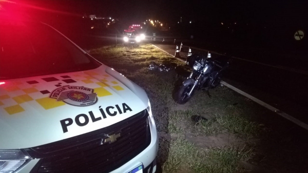Pedestre foi atropelado ao fazer a travessia da rodovia e morreu no local (Cedida/PM Rodoviária).
