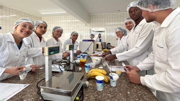 Estudantes da Etec Amim Jundi, de Osvaldo Cruz, no laboratório de nutrição no campus II do Centro Universitário de Adamantina (Divulgação).