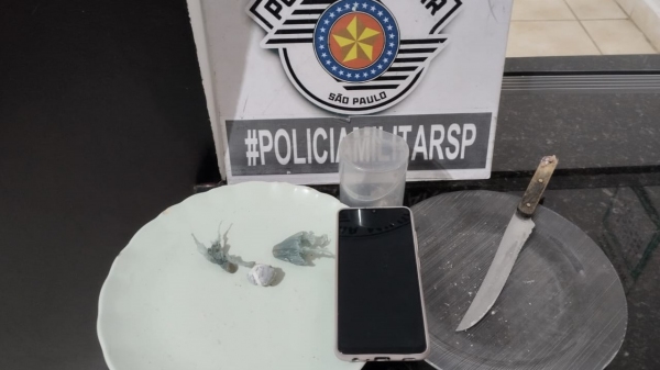 Droga e outros objetos apreendidos pela Polícia Militar (Divulgação/PM).