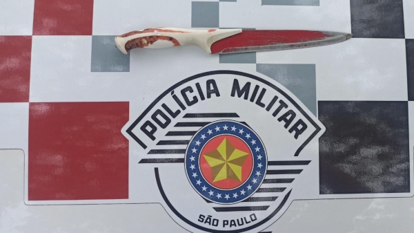 Faca com lâmina de coloração vermelha, usada no crime, apreendida pela Polícia Militar (Cedida/PM).