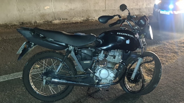 Por circunstâncias a apurar, moto atingiu a traseira da carreta (Cedida/PM Rodoviária).