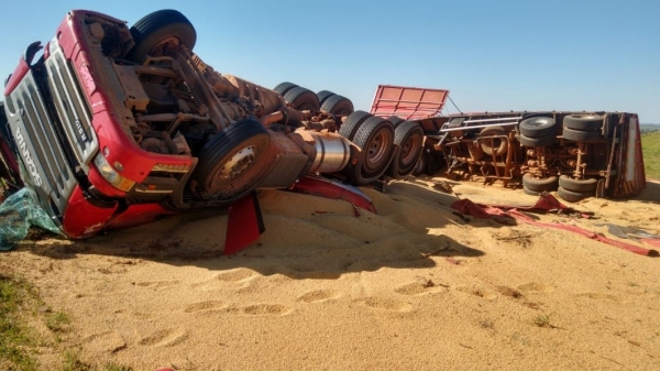 Veículo de carga tombou em dispositivo de acesso (Cedida/PM Rodoviária).