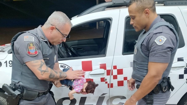 Em Salmourão, cabo Marbio fez o terceiro resgate por engasgamento, em sua carreira. Na foto ele e o soldado Clemente, que ataram nesse caso, em uma imagem de treinamento (Cedida/PM).