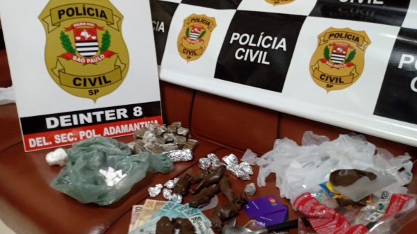 Droga e outros materiais apreendidos em Lucélia pelos policiais civis da DIG e DISE de Adamantina (Divulgação/PC).