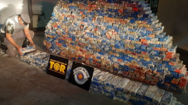 Carga com quase duas toneladas de maconha foi interceptada pela Polícia Rodoviária na SP-425, em Parapuã (Cedida/PM Rodoviária).