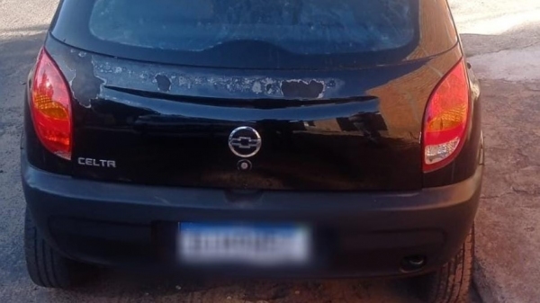 Automóvel foi recuperado pelos policiais militares (Cedida/PM).