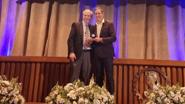 Maurício Konrad em noite de homenagens, após receber medalha da Associação de Engenheiros Agrônomos do Estado de São Paulo (Cedida).